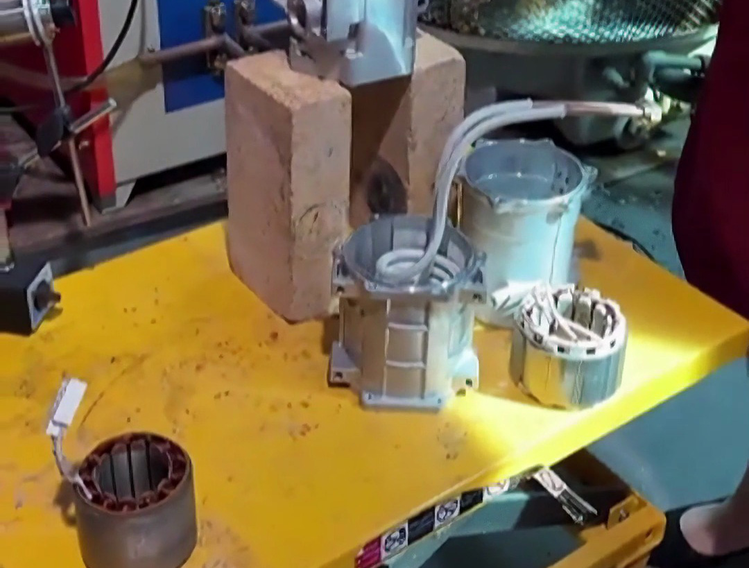 電機(jī)殼體熱裝新工藝，告別火焰加熱！感應(yīng)加熱方式電機(jī)殼體熱裝方法更均勻更安全