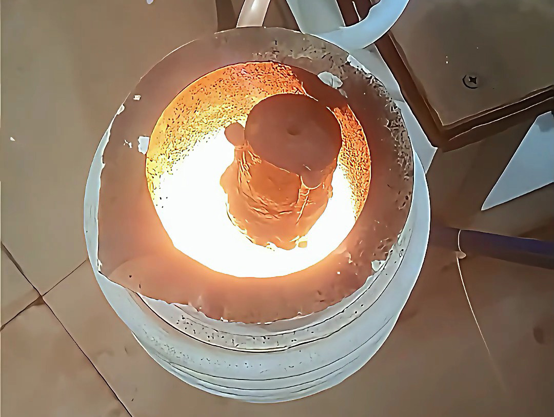 1公斤小型金屬熔煉爐，只要220V電壓即可使用