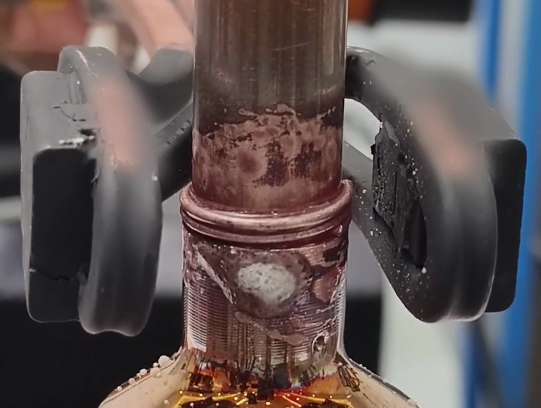 機械手帶動手持式高頻焊機左扭右擰，這樣焊接銅管效果更均勻