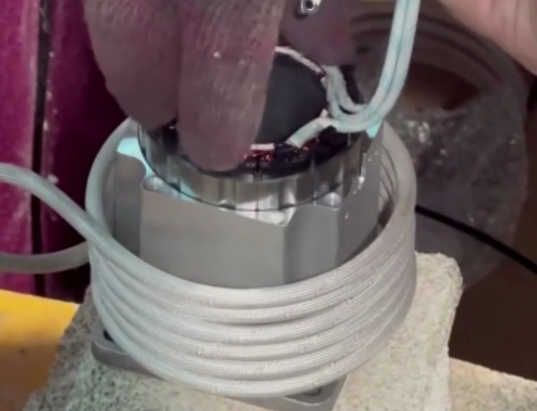 電機(jī)鋁殼熱套制作全過(guò)程，海拓高頻加熱機(jī)讓你省時(shí)又省力