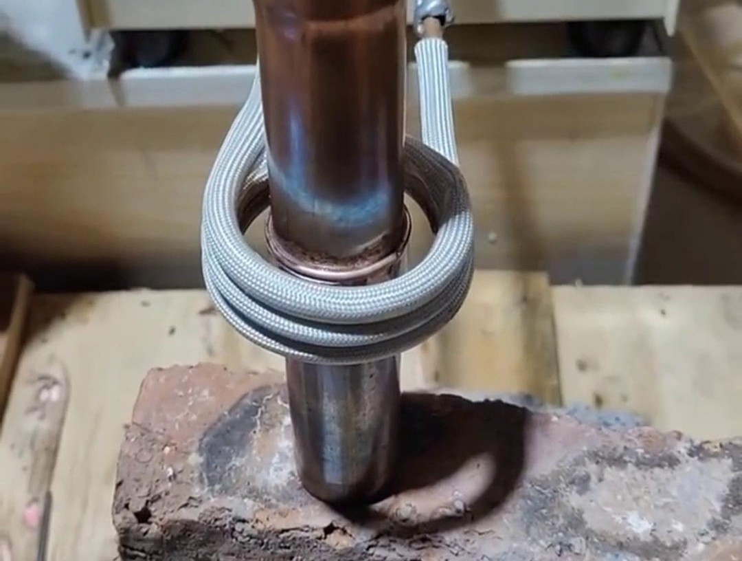 手持式高頻焊機焊接22mm銅管及三通接頭，不僅效率高、焊縫美觀